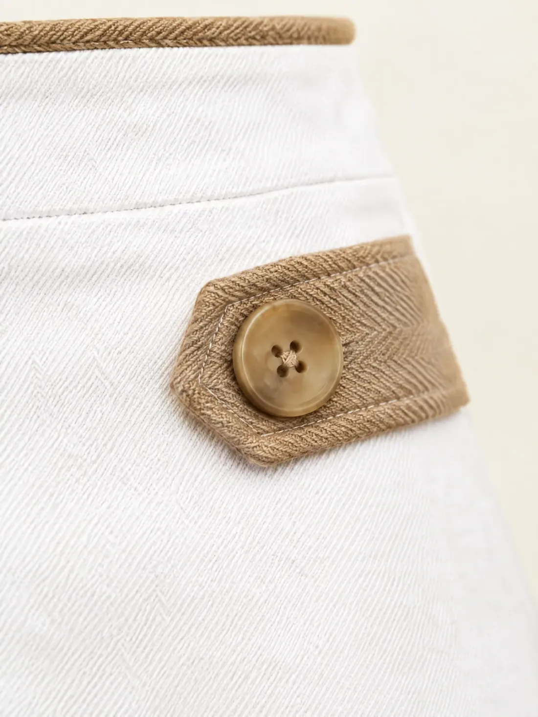Bowline Tab Mini, close-up of the rope-tan hip tab with its large button
