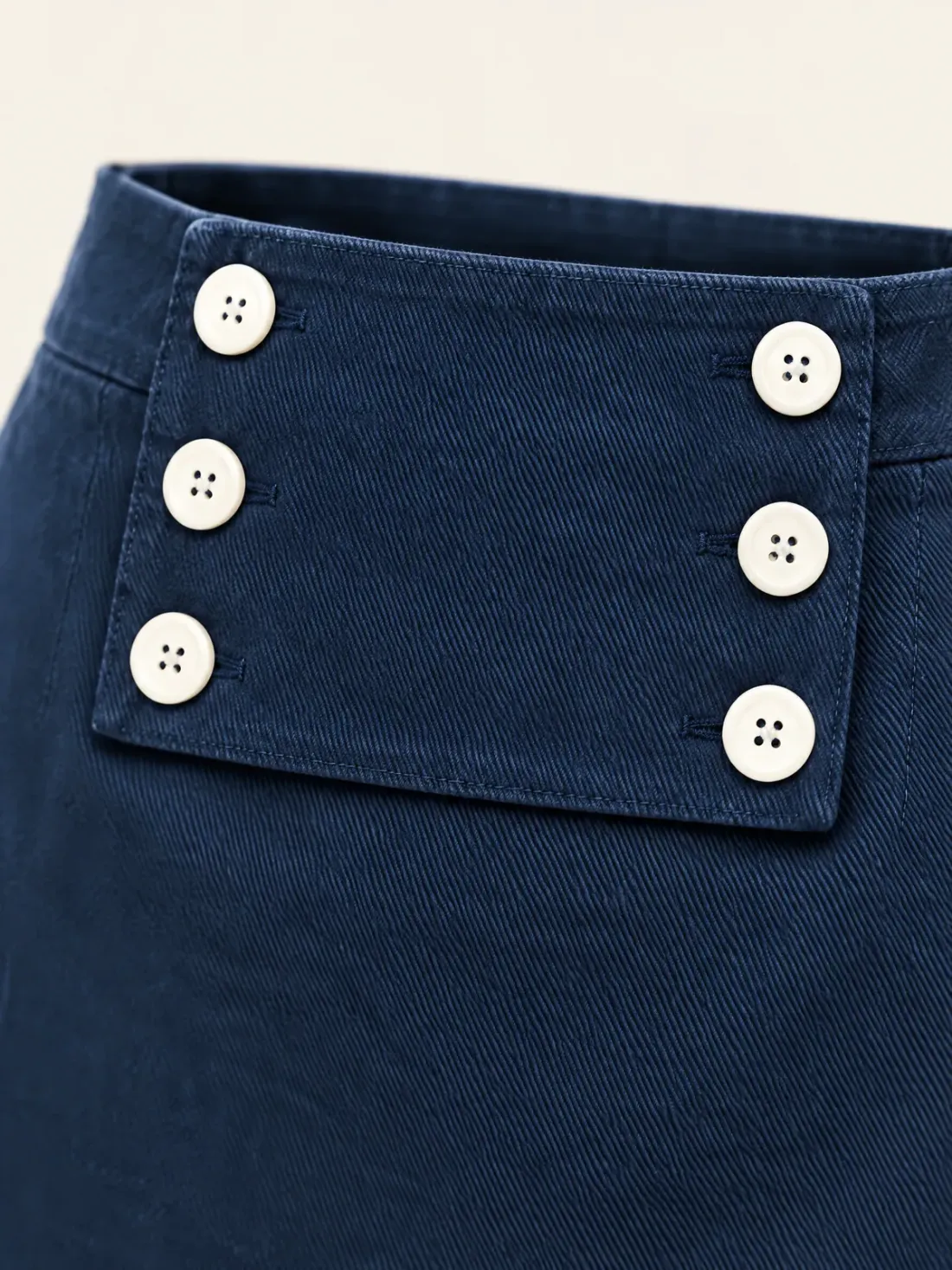 Harbour Flap-Front Mini, close-up of the rectangular front flap and six white buttons